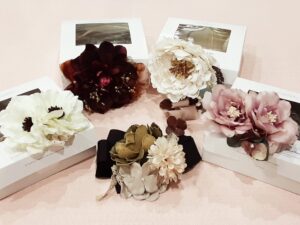 卒業式袴姿をワンランクアップさせるオリジナルアイテムのコサージュ