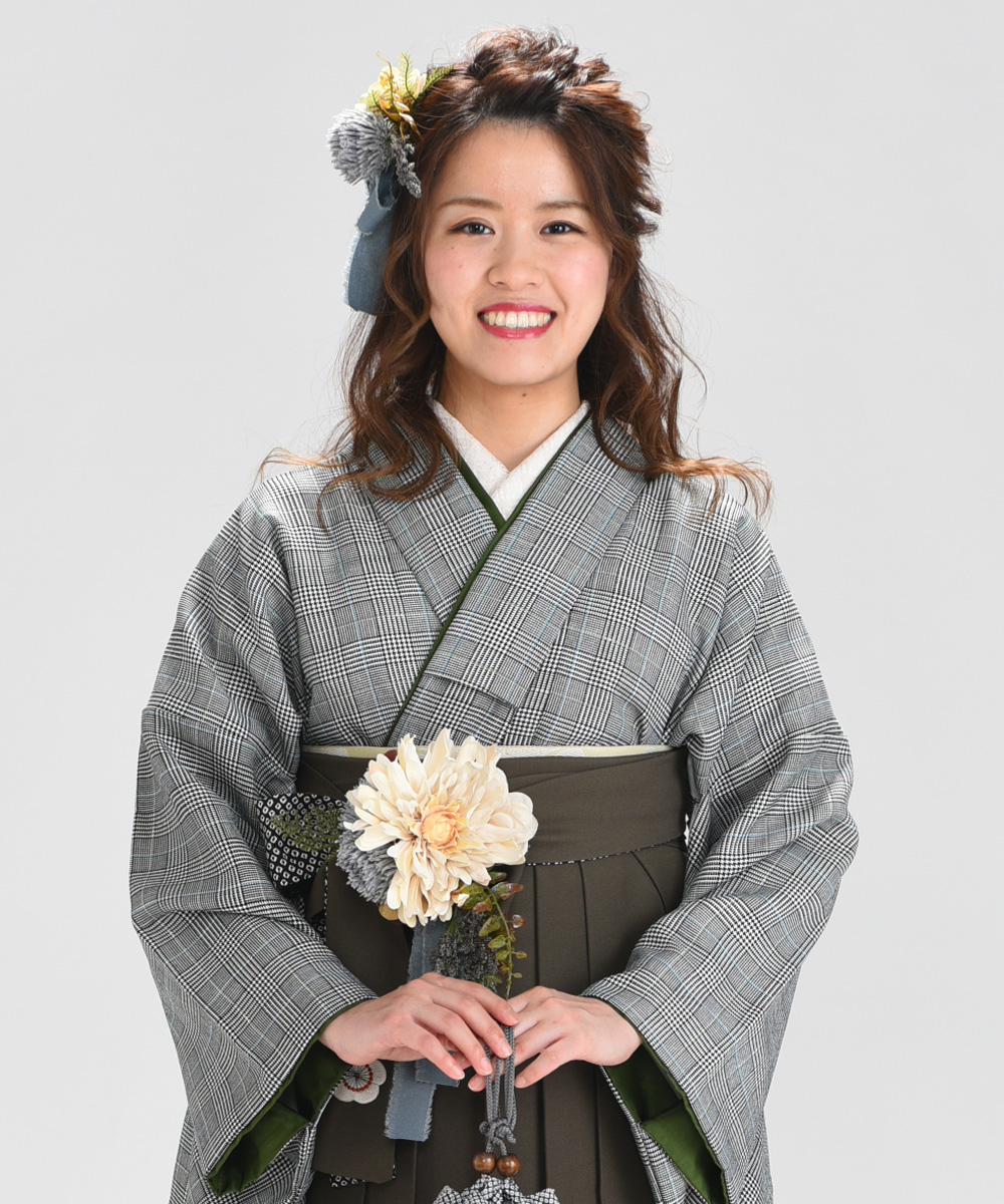 卒業式袴姿をワンランクアップさせるオリジナルアイテムのコサージュをつけた袴姿